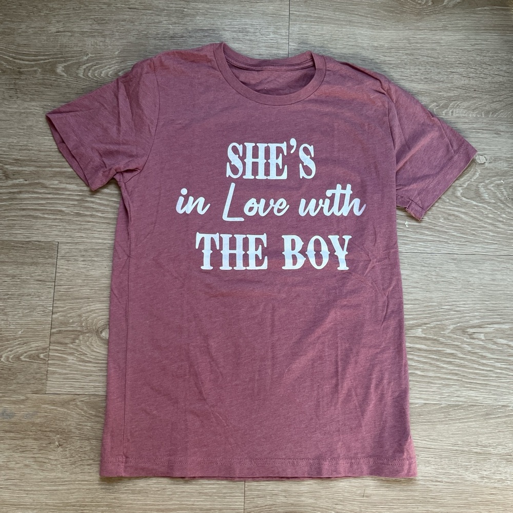 Graphic Tee - She's in Love with the Boy - Pink